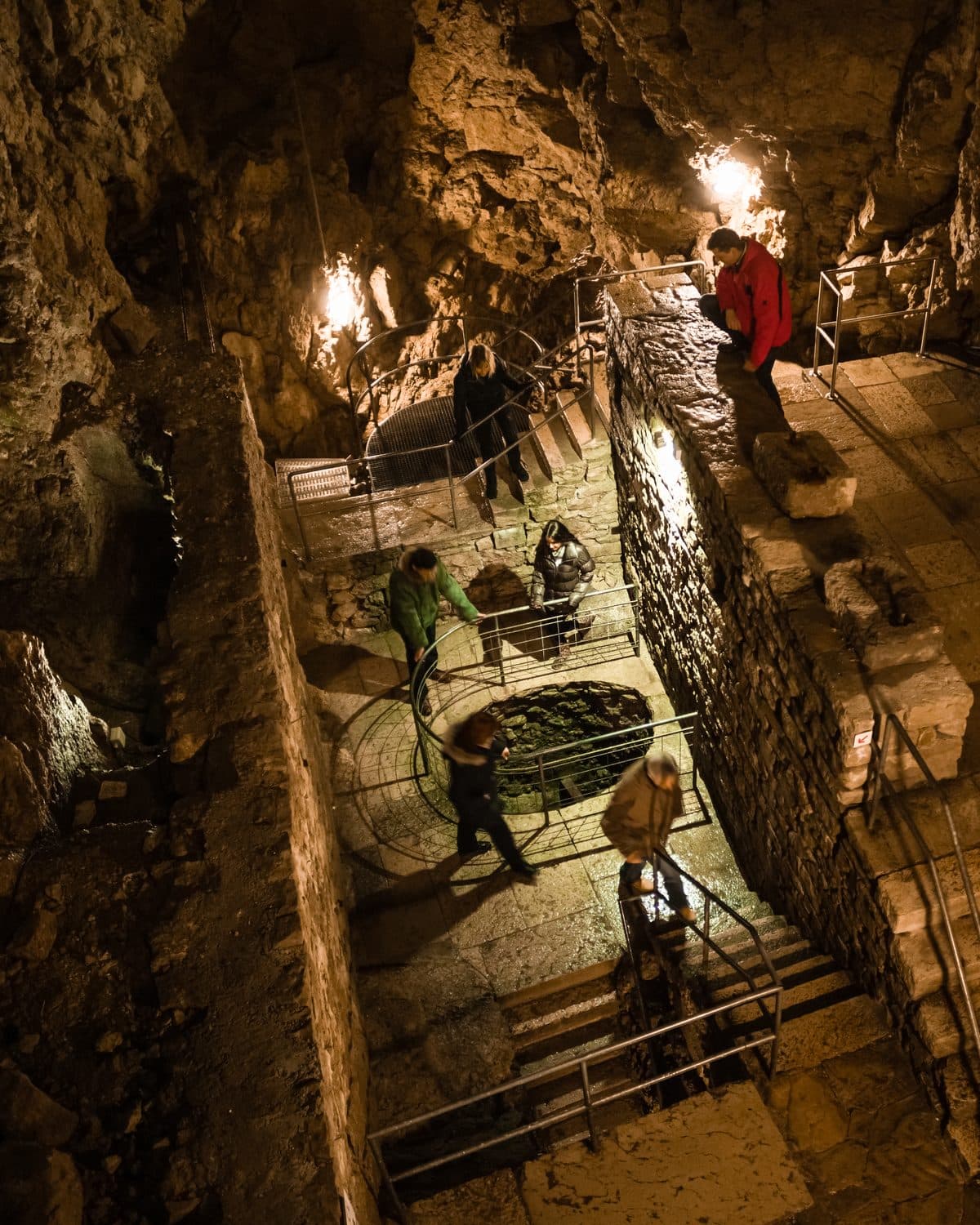 Les escaliers et les passerelles qui descendent dans la grotte des Moulins.