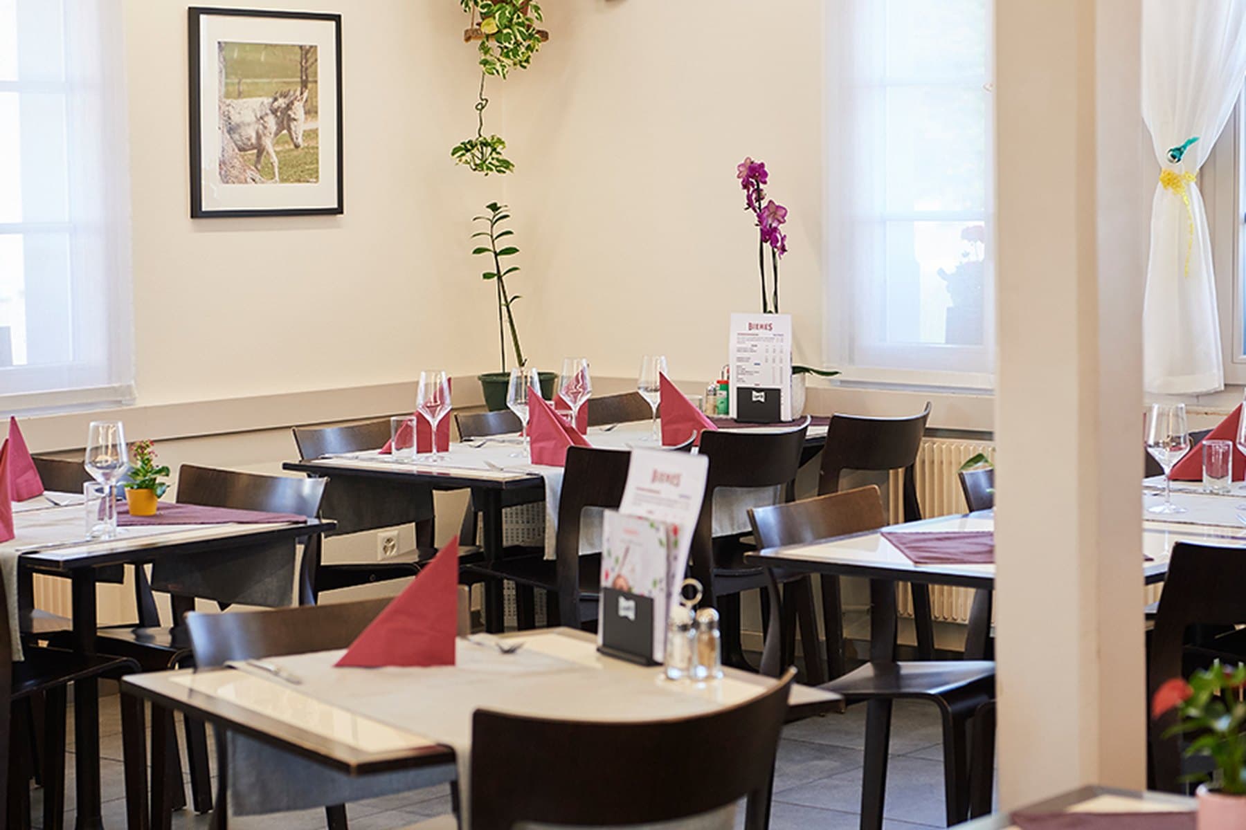 La salle du Relais du Roselet, les tables dressées.