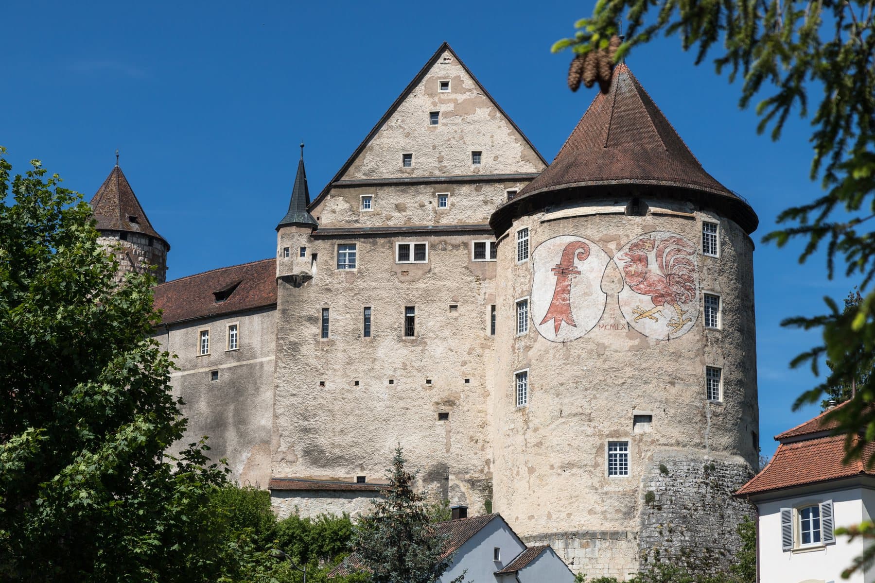 Le château de Porrentruy et sa grande tour ronde aux armoiries.