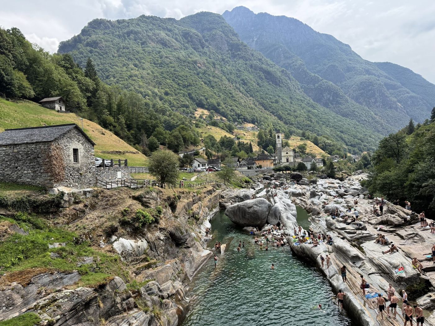 Rivière claire entre des rochers polis et des maisons de pierre